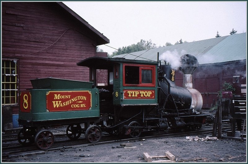 Lok Nr 8  Tip Top  (heisst heute Moosilauke) wird angeheizt. (03.08.1998)