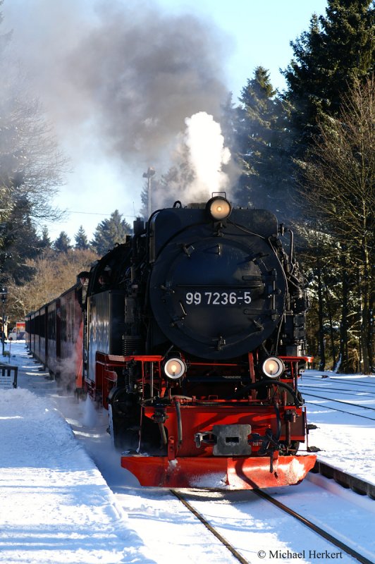 Lok Nr. 997236 bei der Ausfahrt aus dem Bahnhof  Drei Annen Hohne  auf dem Weg zu Brocken. Januar 2009