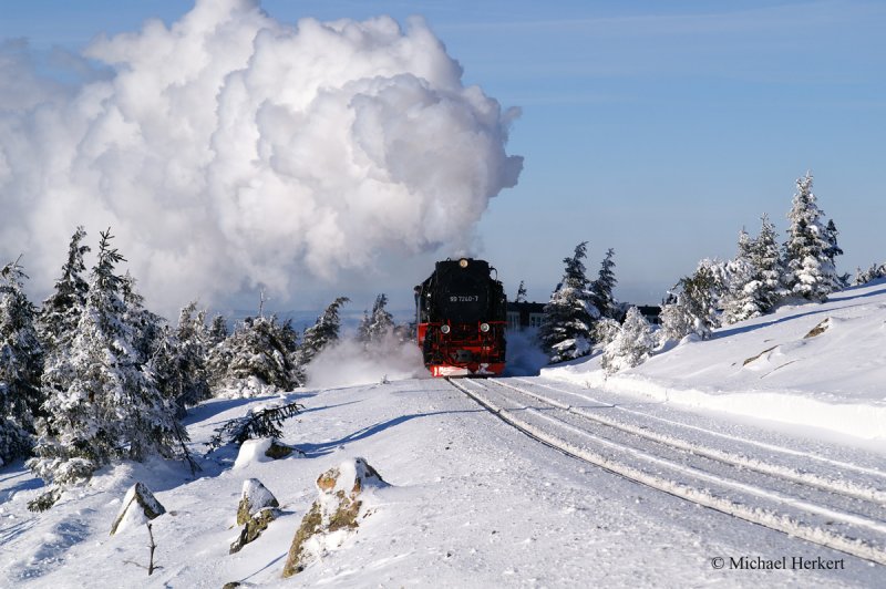 Lok Nr. 997240 der Brockenbahn auf dem Weg zum Gipfel des Brocken bei herrlichem Winterwetter. Januar 2009