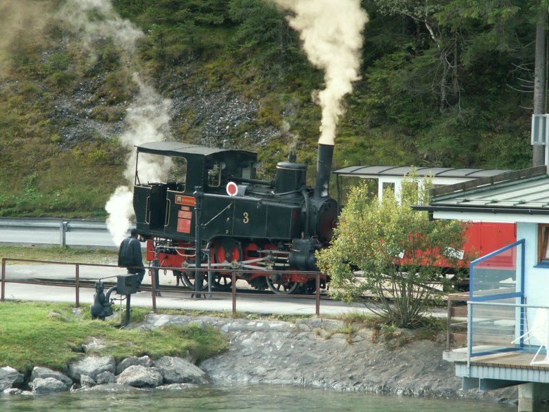 Lok Nr.3 am Endpunkt in Seespitz.Blick vom Schiff aus.Fr eine Berg-und Talfahrt braucht die Lok 350 kg Kohle.Seespitz 20.09.06