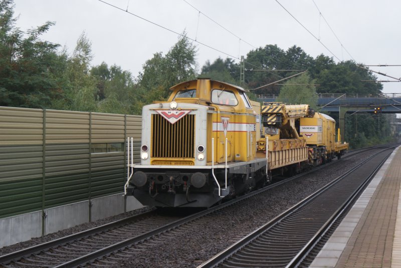 Lok Nr.4 der Wiebe GmbH fuhr am 05.09.2009 mit einem kurzen Bauzug,bestehend aus einem Gleiskran und zwei weiteren Wagen durch den S-Bahnhof Dedensen/Gmmer.