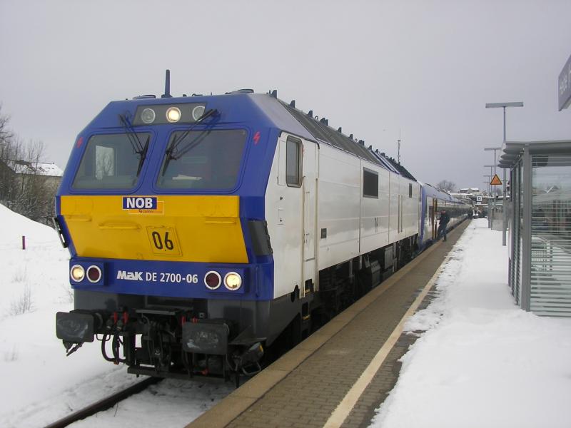 Lok Nr.6 der NOB mit Zug 80521 Westerland(Sylt) - Hamburg-Altona im verschneiten Bahnhof Heide (Holstein). Mit diesen Loks vom Typ DE 2700 hatte die NOB in letzter Zeit erhebliche Probleme. 3.3.06