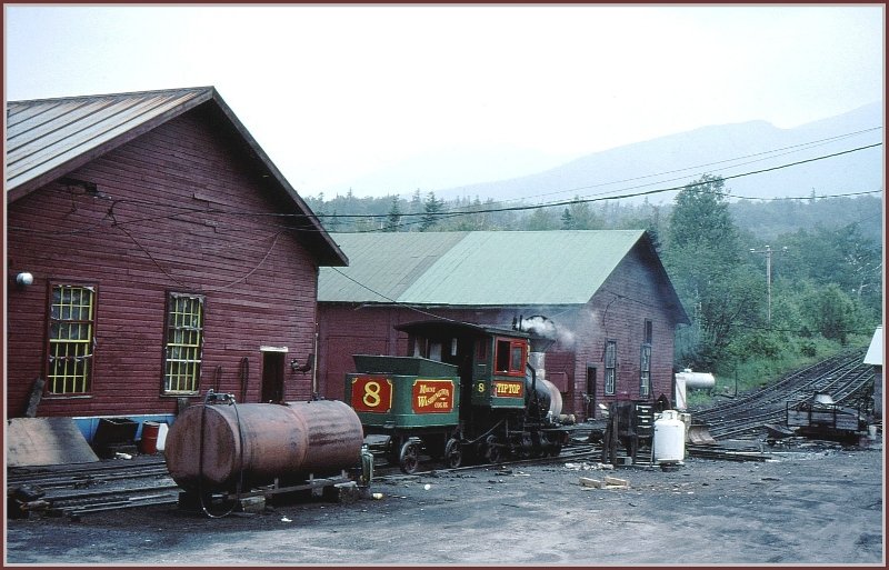 Lok Nr.8  Tip Top  (jetzt Moosilauke) im Depot in Marshfield Station. Im Gegensatz zu den andern weit ber 100 jhrigen Loks von Manchester Locomotive Works, wurde diese Lok erst 1983 bei der Bahn selbst gebaut und zwar mit einem grsseren, geschweissten Kessel. (Archiv 02.08.1998)
