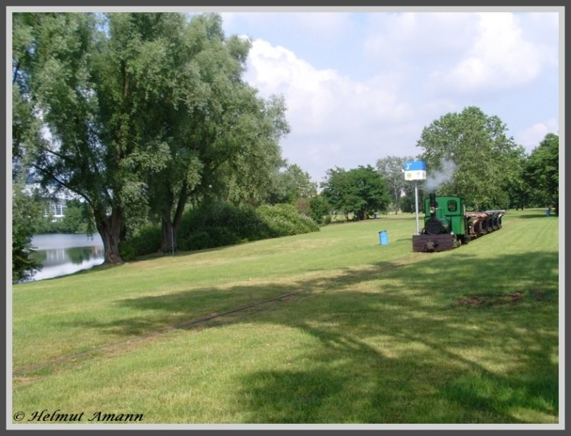 Lok Nummer 1  Besigheim  des Feldbahnmuseums Frankfurt am Main fuhr am 31.05.2008 im Rahmen des Feldbahnfestes mit einem Lorenzug am Rebstockweiher vorbei, der am Bildrand links zu sehen ist, dahinter das Geb�ude des Rebstockbades.