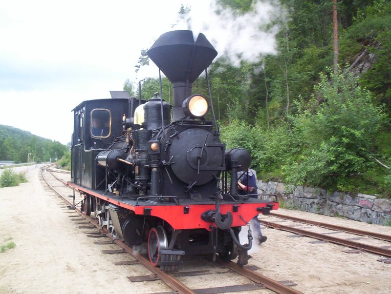 Lok Nummer 5 Typ XXI der Setesdalsbanen. Die Lok wurde 1901 in Thune gebaut. Hier setzt sie in Ryknes um. Aufgenommen im Sommer 2006 