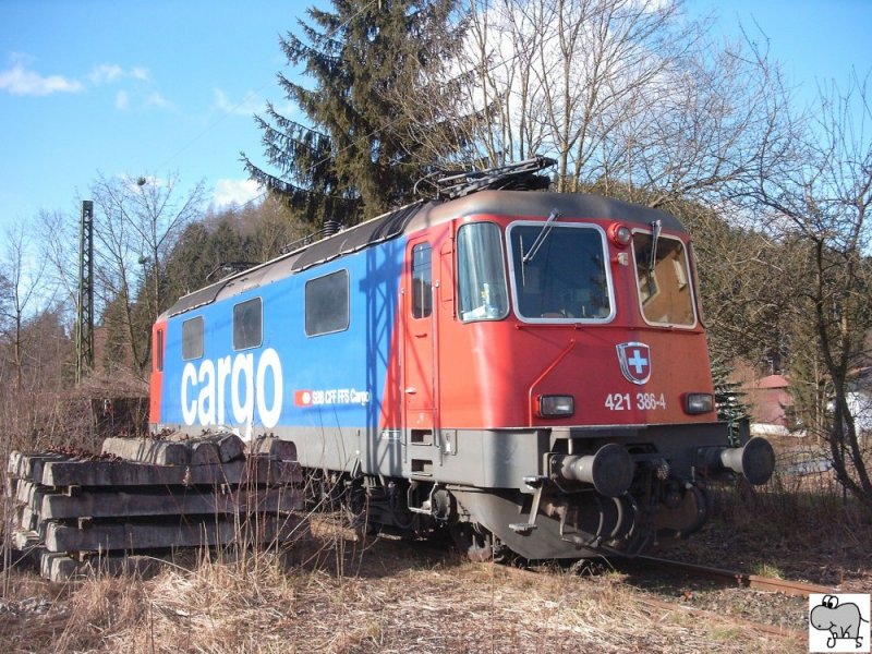 Lok Re 421 386-4 der SBB Cargo Deutschland, abgestellt im frnkischen Bahnhof Pressig-Rothenkirchen. Die Aufnahme entstand am 5. Mrz 2008.
