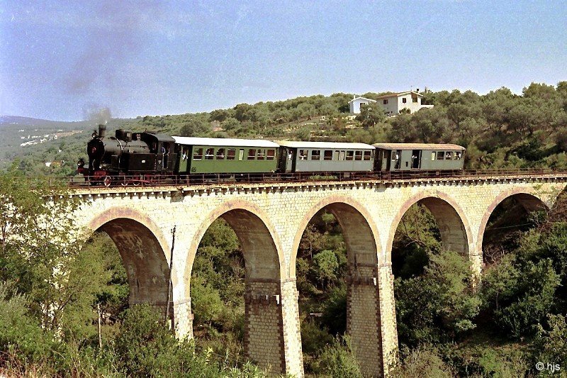 Lok SFS 5 auf einem Viadukt bei Funtana Niedda (Strecke Sssari - Sorso) am 10. September 1989
