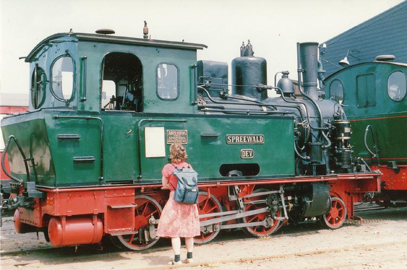 Lok Spreewald der DEV wird von Kinderaugen bestaunt, aufgenommen 1998