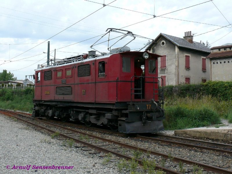 Lok T7 der SGLM beim Rangieren in La Mure.
Die SGLM erhielt 1932 fnf E-Loks mit der Achsfolge Bo’Bo’, deren mechanischer Teil von Ateliers du Nord de la France (AFN) und der elektrische Teil von der Schweizer Firma Scheron (SAAS) in Genf gebaut wurde.
Sie tragen die Nummern T6 bis T10, Es waren damals moderne Fahrzeuge mit einer Leistung von 677 kW (920 PS) und einer Masse von 60 t.

29.08. 2007
