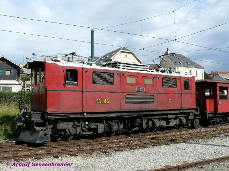 Lok T7 der SGLM in La Mure vor dem abfahrtbereiten Zug nach St-Georges-de-Commiers.
Diese Lok mit der Achsfolge Bo’Bo’ wurde 1932 gebaut. Der mechanische Teil wurde den von Ateliers du Nord de la France (AFN) und der elektrische Teil von der Schweizer Firma Scheron (SAAS) in Genf gebaut. Sie trgt ein Fabrikschild der SAAS mit Baujahr 1932 und der Fabriknummer 25002. Fr damalige Zeit war sie ein sehr modernes Fahrzeug mit einer Leistung von 677 kW (920 PS) und einer Masse von 60 t.
La Mure
29.08. 2007
