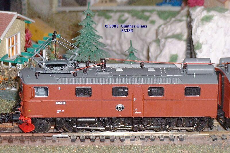 Lok-Teil 975 des ROCO-Modells 63756. Beide Endteile sind baugleich, beim Mittelteil fehlt der Fhrerstand und die Laufradachse. Die Lok Dm war ursprnglich in den 50er Jahren 2-teilig, zur Erhhung der Anhngelast wurde in den 60er Jahren das Mittelteil eingefgt und bekam die Typenbezeichnung Dm3.