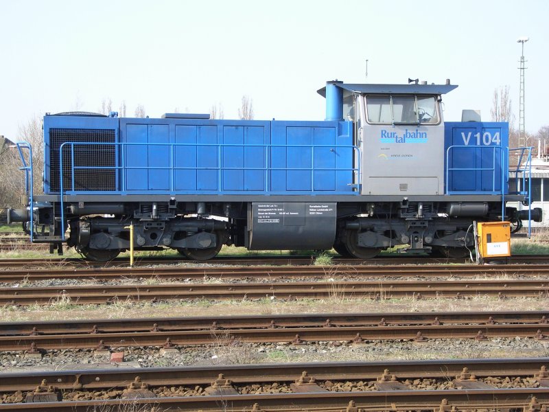 Lok V 104 (Typ OnRail-MaK DH 1004) der Rurtalbahn. 

Die DH1004 ist ein Komplettumbau auf Basis einer DB V100 (211).
Rahmen, Drehgestelle und Getriebe wurden dabei weiterverwendet.
Entwickelt wurde dieser Typ von der Firma OnRail in Mettmann, der Aufbau erfolgte im Auftrag von OnRail bei MaK/Vossloh in Moers. 

Auf diesem Bild ist sehr gut zu sehen, dass der krzere Rahmen und die Drehgestelle nicht dem MaK Typ G1204/1205 entsprechen!
Die Aufbauten der Lok sind allerdings unter Verwendung von MaK-Standardteilen entstanden.

Die Rurtalbahn besitzt 3 Loks dieses Typs (V104, V105, V107). Diese Loknummern  entstanden in Anlehnung an die von OnRail vergebenen Seriennummern DH 1004/4, /5 und /7.

15.03.2007 Dren