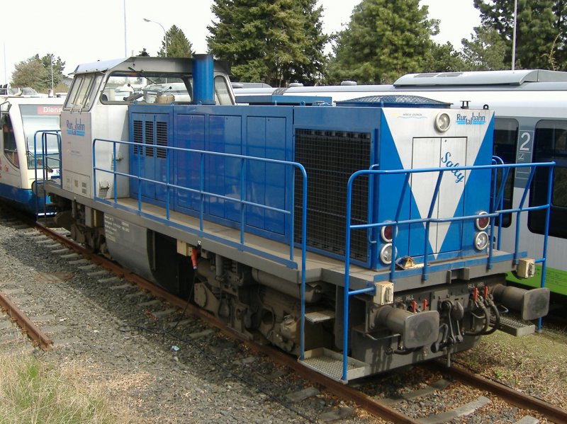 Lok V 105  Sally  (Typ OnRail-MaK DH 1004) der Rurtalbahn. 

Die DH1004 ist ein Komplettumbau auf Basis einer DB V100 (211).
Entwickelt wurde dieser Typ von der Firma OnRail in Mettmann, der Aufbau erfolgte im Auftrag von OnRail bei MaK/Vossloh in Moers unter Verwendung von MaK-Standardteilen. 
Bei  Umbau 2001 wurden Rahmen, Drehgestelle und Getriebe der Spenderlok 211 276 dabei weiterverwendet. Nach einem schweren Unfall 2004 wurde diese Lok erneut wiederaufgebaut.

19.04.2006 Dren-Distelrath
