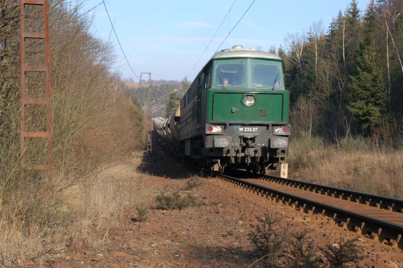 Lok W232.07 in der Nhe des ehemaligen Haltepunktes Braunesumpf. Der Zug fhrt am 21.02.2007 in Richtung Httenrode. 