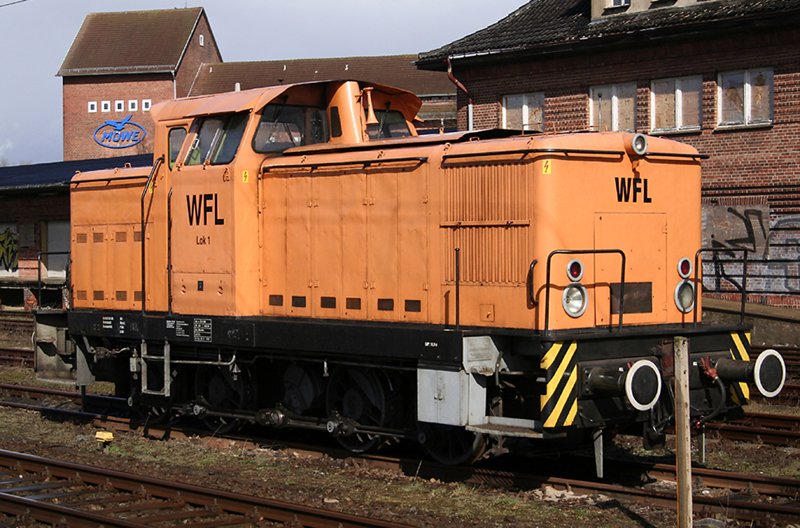 Lok1 der WFL, eine V60 der ehemaligen DR ist in Waren(Mritz) abgestellt und wartet auf neue Aufgaben. 
Im Hintergrund ist die Nudelfabrik von Mwe zu sehen.
(17.03.2007)