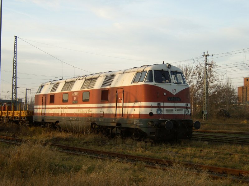 LOK17 V180 331 am 09.12.2008 in Magdeburg Sudenburg
die V60 trac7 war im nachbargleis gerade abgestellt..