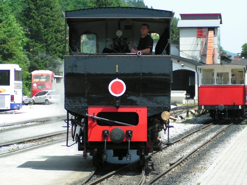 Lok1(EBEN) fhrt wird in Krze wieder den Wagen zugefhrt 2006-06-20