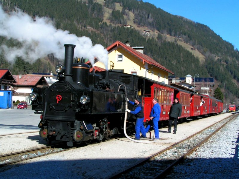 Lok2 wird am Bahnhof Zell/Ziller mit Wasser betankt; 080220
