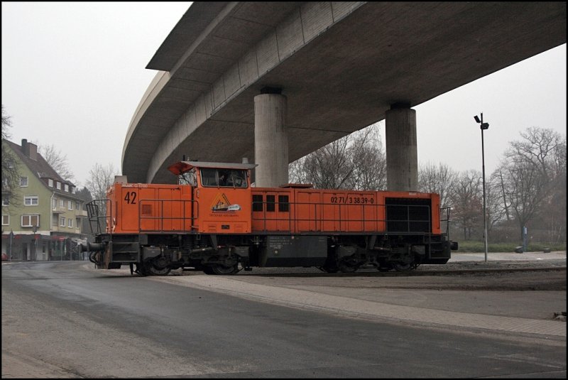 Lok42 (G1700) der KSW unterquert eine Anschlussstelle der HTS. (02.01.2009)
