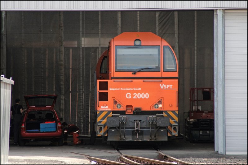 Lok43, G2000, ist mit 2240KW Leistung die Strkste Maschine im Fuhrpark und wird fr den Gterverkehr nach Erntebrck verwendet. Leider war das Hallentor neben der G2000 nicht geffnet, dort stand die schne G1000BB.... (03.05.2008)
