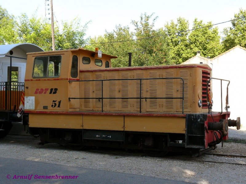 Lok51 der RDT13, ein dieselelektrischer B-Kuppler des Herstellers Fauvet-Girel. Diese Lok wird auch vor dem Touristenzug  Le-Petit-Train-des-Alpilles , der auf der RDT13-Strecke in die pittoreske Gegend der Alpilles=lpchen fhrt, eingesetzt. 
Die regionale Transportgesellschaft RDT13 (Rgie Dpartementale des Transports des Bouches-du-Rhne =Dpartement13) betreibt auer Busverkehr auch einige Schienenstrecken im Gterverkehr und Touristenzge in der Gegend um Arles.
Arles-RDT13
12.09.2007