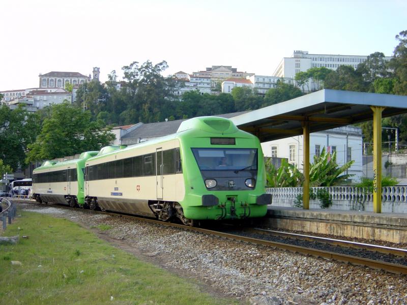 Lokaler Triebzug in Coimbra - oberhalb sind die Gebude der Universitt zu sehen, Mai 2003