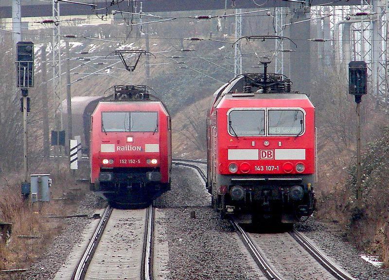Lokbegegnung - 143 107-1 (RE33209 nach Sassnitz) und die 152 152-5 treffen sich kurz hinter dem Bahnhof Stralsund. (am 18.02.06) 