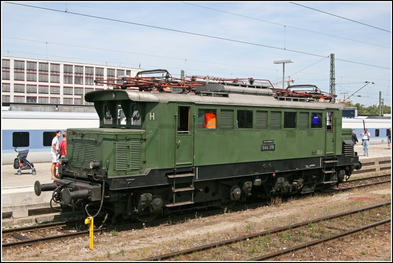 Lokbesichtigungen waren auch mglich. E44 119 in Mnchen Ostbahnhof.