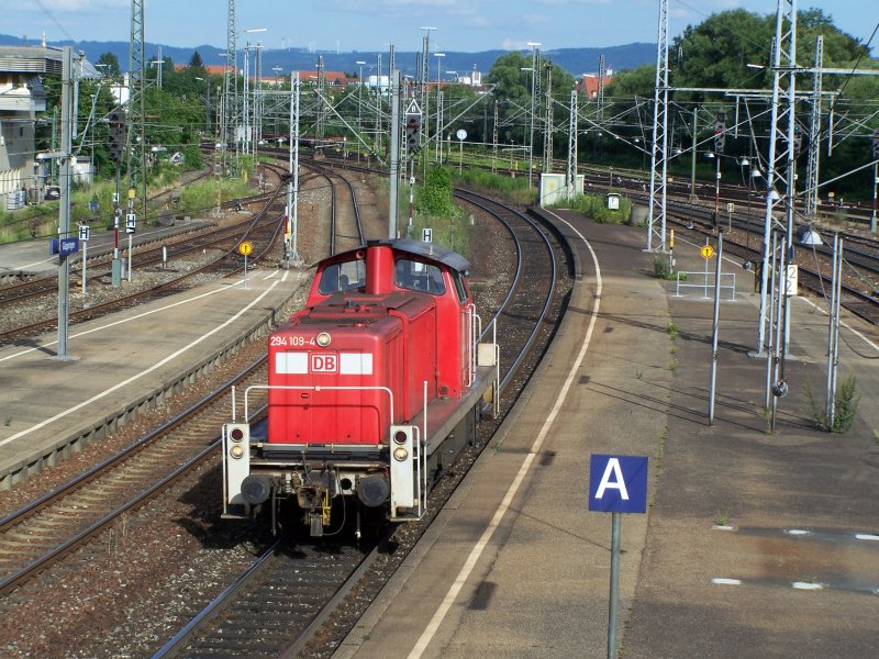 Lokfahrt der Br.294 109-4 durch den Bahnhof Gppingen. Sie brachte zuvor einen Rungenwagen nach Gppingen. Aufgenommen am 13.Juli 2007