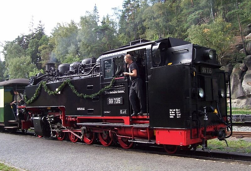Lokf�hrer der  Altbaulok  99 735 wartet am 17.09.2006 in Kurort Oybin auf das Abfahrtszeichen f�r seinen Personenzug nach Zittau. Die Lok wurde im Jahre 1928 von der SMF, S�chsische Maschienen Fabrik, vormals Richard Hartmann in Chemnitz gebaut.