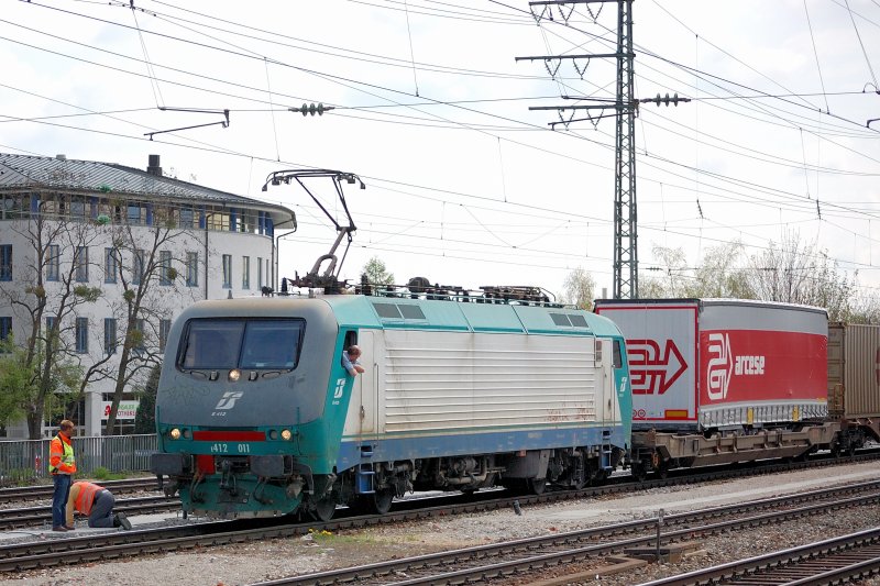 Lokfhrer bei der FS scheint ein Traumjob zu sein. Aus dem Fenster hngen, den Wind um die Nase wehen lassen, mit Blick auf den Zug, den E 412 011 hinter sich herzieht.