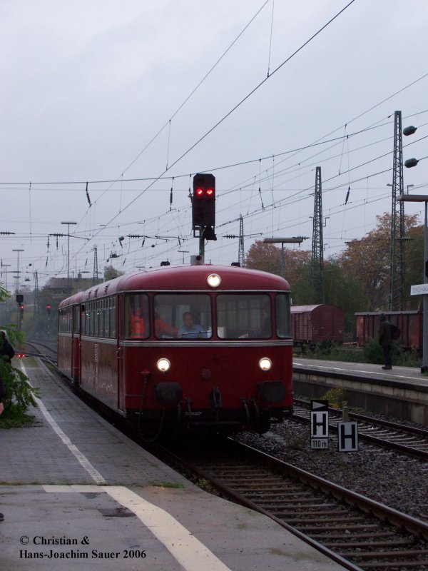Lokfhrer Helmut Brinker mit einem ausgeliehenen Schienenbus am 28.10.2006  bei der Einfahrt nach Solingen–Ohligs. Die Fahrt ging weiter ber die 107 m hohe Mngstener Brcke, Remscheid  und Lennep nach Wuppertal. Obwohl es sich nicht um einen echten
VT 98 handelt, war der Sound schon richtig kernig.  
