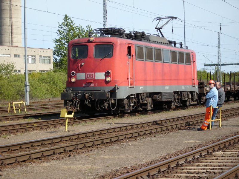 Lokfhrer und Rangierer im Gesprch am 14.Mai 2009 in Mukran neben der 140 830. 