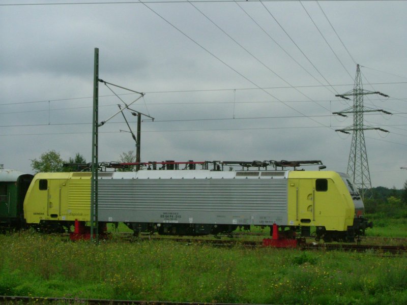 Lokkasten der ES 64 F4-015 behelfsmig aufgebockt und an einem alten Messwagen gekoppelt. Das Foto entstand ffentlich zugnglich vonner Strae vor dem AW Dessau am 6.9.07.