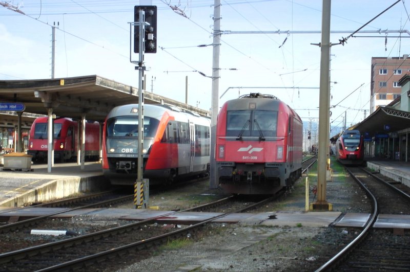 Lokmix am Villacher Hbf. Ganz links auf Bstg.3 steht �BB 1216 mit IC 211 Sava   nach Beograd abfahrstbereit. 5022 soeben aus Klagenfurt eingetroffen, 541.009 wartet auf einen neuen Einsatz und auf Bstg. 1 steht 4024 nach Arnoldstein zur Abfahrt. 8.11.08