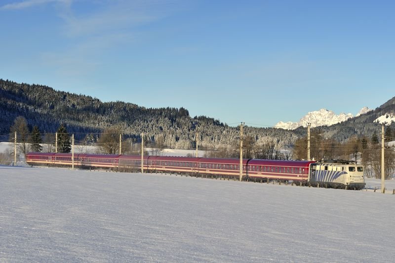Lokomotion 139 213 war am 24.1.2009 mit dem Ski-Turnuszug 13189 nach Schwarzach/St.Veit unterwegs. Hier am Pass Griessen.