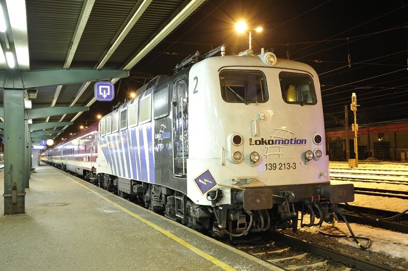 Lokomotion 139 213 wartet am Bhf Schwarzach/St.Veit auf ihre Rckleistung. 24.1.2009