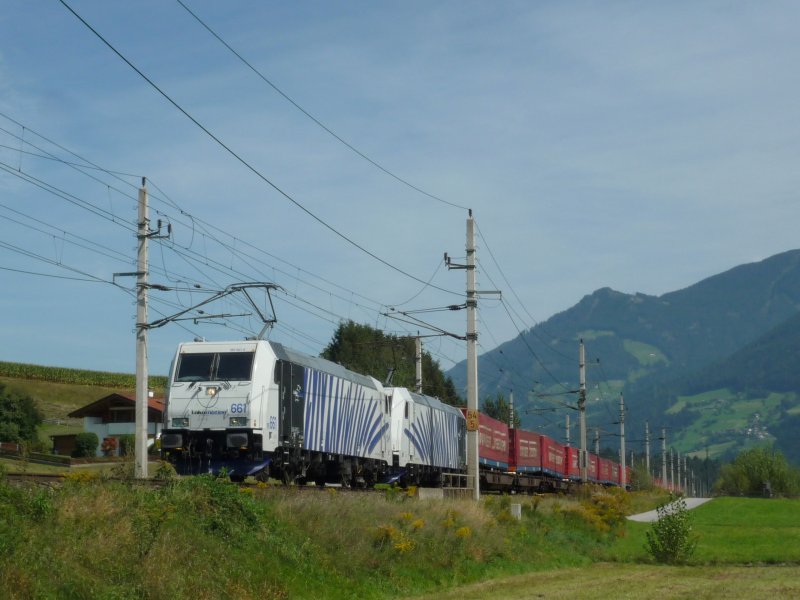 Lokomotion 185 661 und 185 662 ziehen einen Winner-KV Zug Richtung Brenner. Am Zugschluss half 185 663. Terfens-Weer, 09.09.09