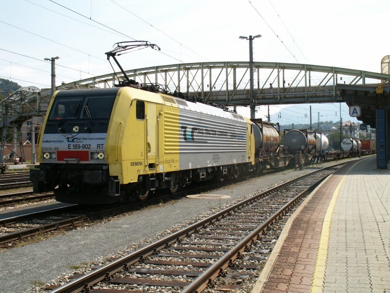 Lokomotion 189 902 muss in Salzburg Hbf die Abfahrt eines in Krze ankommenden EC nach Wien abwarten, um dann selbst abfahren zu drfen.(7.8.2007)