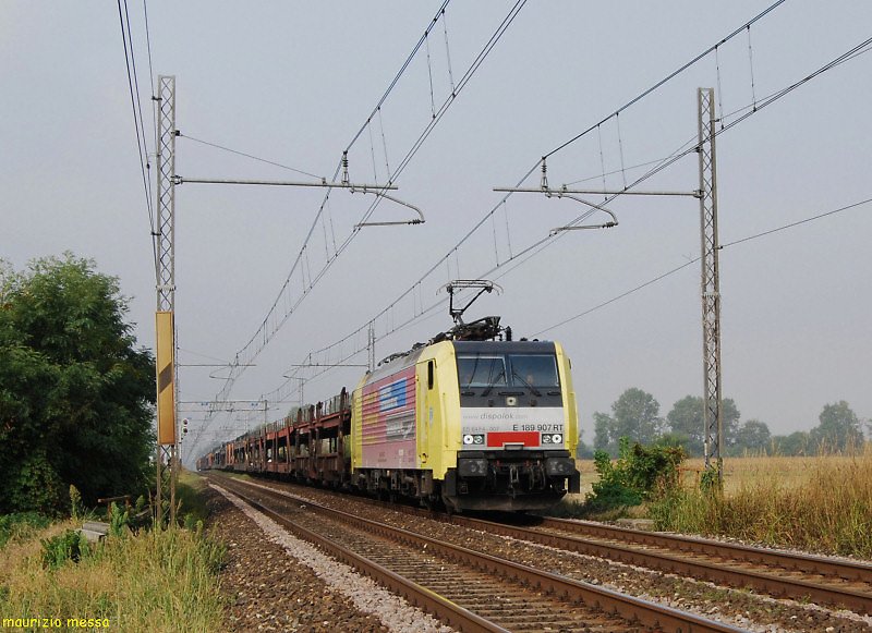 Lokomotion E189 907RT (ES 64 F4-007) with advertising  Schweizer Eisenbahn Revue  just left from Arena Po with the empty car transport train to Mnchen on the 20th of September in 2008