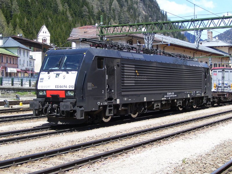 Lokomotion ES 64 F4-010 mit einem Gterzug Richtung Bozen, am 08.05.2008 im Bahnhof Brennero/Brenner.