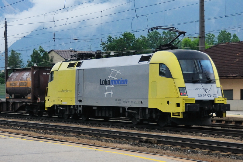 Lokomotion-Taurus ES 64 U2 - 037 im Lokportrait. Blitzsauber prsentiert er sich in Brixlegg am 20.06.2009 .