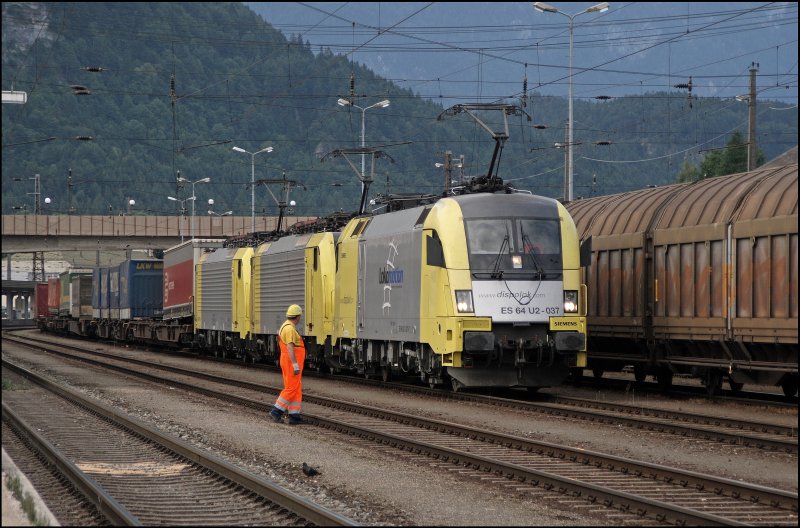 Lokomotionpower in Kufstein: ES64U2-037, E189 926RT und E189 912RT rollen mit einem Kombizug in Kufstein ein. Zeitgleich kommt der Rangierer und wird gleich die vorderen Loks abhngen. (10.07.2008)
