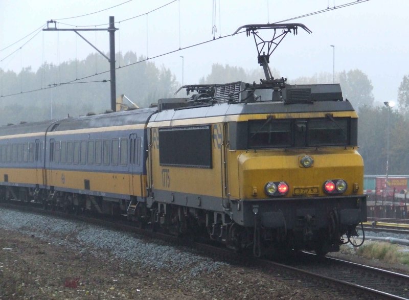 Lokomotive 1775 schiebt einen IC durch den Bahnhof Amsterdam RAI (29.10.2007)