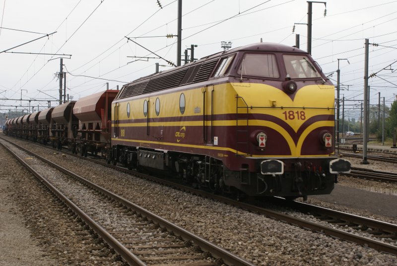 Lokomotive 1818 der CFL Cargo im Bahnhof Bettembourg kurz nach Ihrer Hauptuntersuchung. 17.09.2007
Erbauer: Cockeril/ACEC/SEM 1961 - 1964 / Bo' Bo' / Diesel Elektrisch / 1020kW / 8 Cyl. / 120kmh / 78.0t