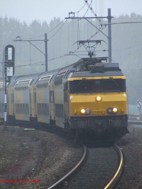 Lokomotive 1828 kurz vor dem Bahnhof Amsterdam RAI mit einem Regionalzug. (29.10.2007)
