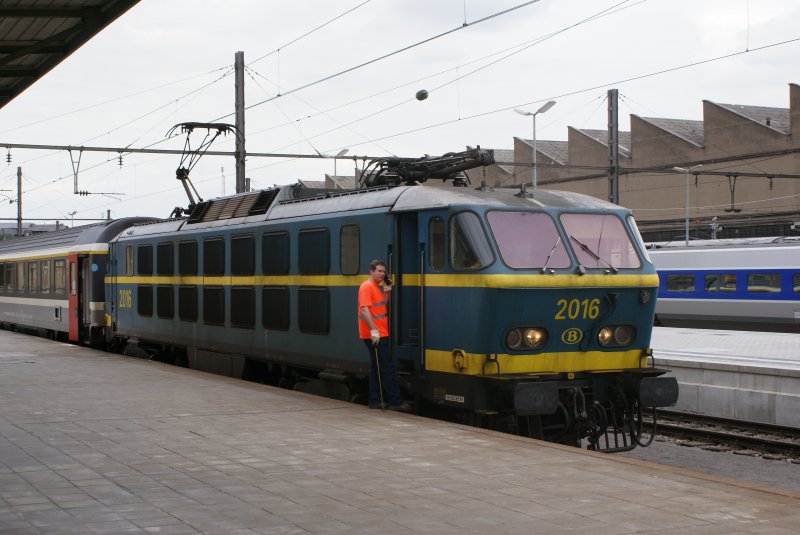 Lokomotive 2016 vor dem Zug Basel - Brxelles (Eurocity Iris)im Bahnhof Luxemburg.
Februar 2008.