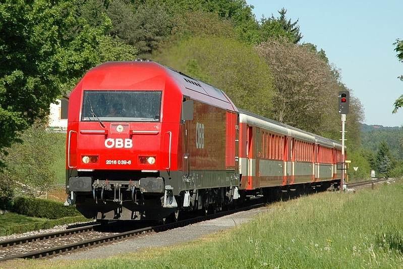 Lokomotive 2016.039 vor einem Zug Richtung Graz bei der Einfahrt in den Bahnhof La�nitzthal am 20.5.2005