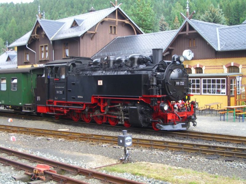 Lokomotive 99 735 kurz nach dem Eintreffen mit ihrem Zug 306 im Bahnhof Oybin.