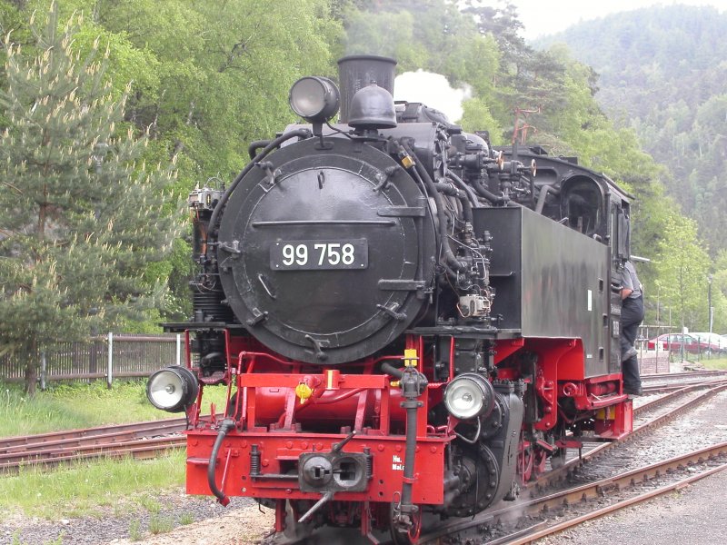 Lokomotive 99 758 beim Umsetzen an das andere Ende des Zuges um die Rckfahrt nach Zittau antreten zu knnen. (Bahnhof Oybin, 18.05.2003)